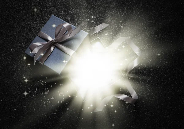 Όμορφο Κουτί Δώρου Μαγικό Φως Σκούρο Φόντο Top View — Φωτογραφία Αρχείου