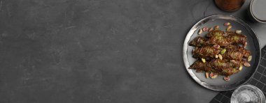 Siyah masada fıstıklı, nefis bir baklava. Metin için boşluk