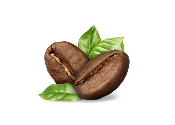 Aromatische Geröstete Kaffeebohnen Und Frische Grüne Blätter Auf Weißem Hintergrund — Stockfoto