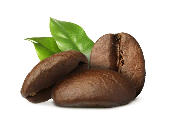 Aromatische Gebrande Koffiebonen Verse Groene Bladeren Witte Achtergrond — Stockfoto