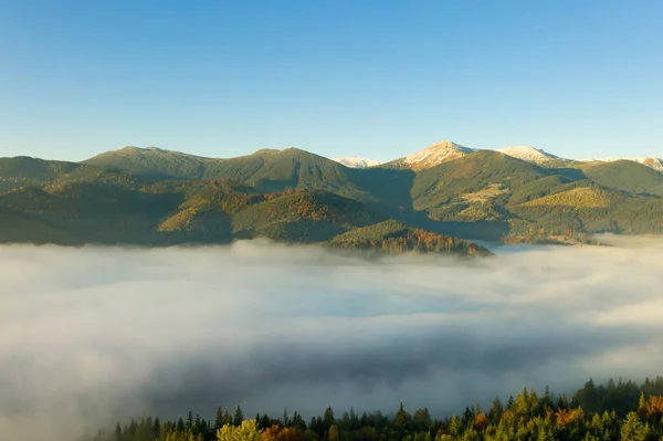 Hermoso Paisaje Con Espesa Niebla Bosque Las Montañas Fotografía Drones —  Fotos de Stock