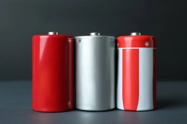 Verschiedene Neue Batterien Auf Dunklem Hintergrund — Stockfoto