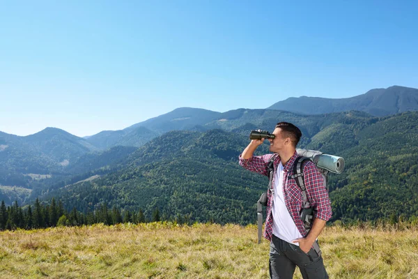 Turist Med Vandringsutrustning Tittar Genom Kikare Bergen — Stockfoto