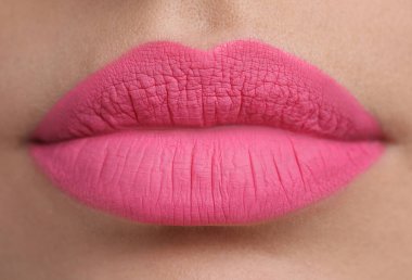 Güzel, dolgun dudaklı bir kadının yakın görüntüsü.