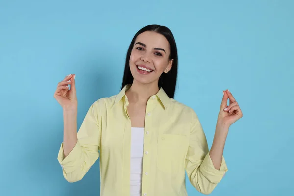 Jovem Mulher Estalando Dedos Fundo Azul Claro — Fotografia de Stock