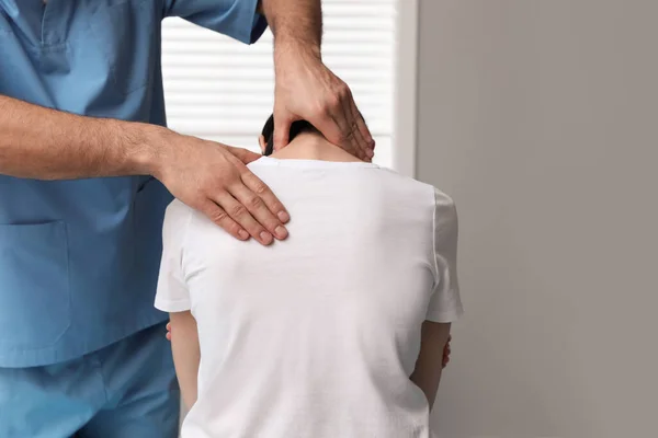 Ortopedista Examinando Cuello Mujer Clínica Primer Plano Tratamiento Escoliosis —  Fotos de Stock