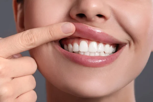 Mujer Joven Mostrando Encías Sanas Sobre Fondo Gris Primer Plano — Foto de Stock