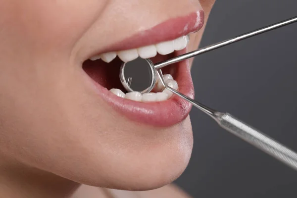 Examinar Los Dientes Mujer Con Espejo Del Dentista Sobre Fondo — Foto de Stock