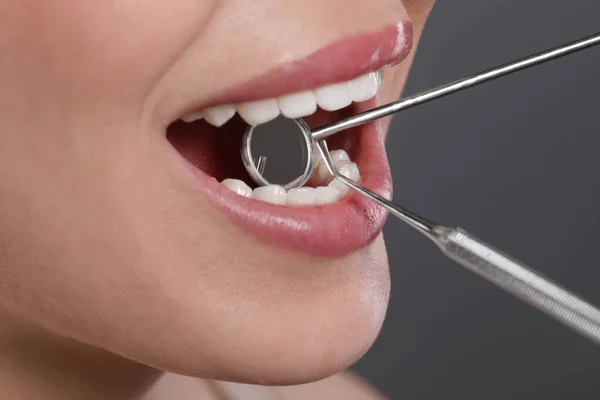 Examiner Les Dents Femme Avec Miroir Dentiste Sur Fond Gris — Photo