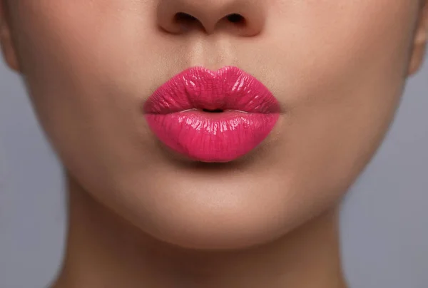 Close Uitzicht Van Mooie Vrouw Puckering Lippen Voor Kus Grijze — Stockfoto