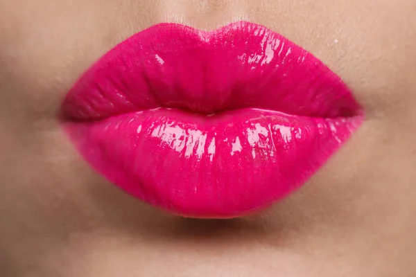 Nahaufnahme Der Schönen Frau Die Lippen Für Einen Kuss Zusammenpuffert — Stockfoto