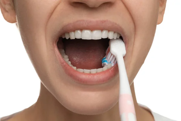 Wanita Menggosok Gigi Dengan Pasta Pada Latar Belakang Putih Closeup — Stok Foto