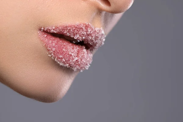 Mujer Con Hermosos Labios Cubiertos Azúcar Sobre Fondo Gris Primer —  Fotos de Stock