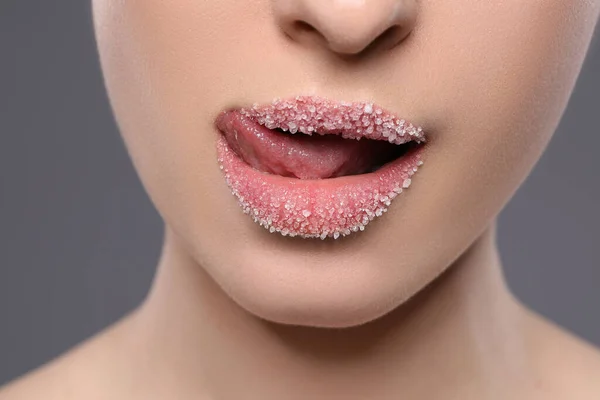 Γυναίκα Όμορφα Χείλη Καλυμμένα Ζάχαρη Γκρι Φόντο Κοντινό Πλάνο — Φωτογραφία Αρχείου