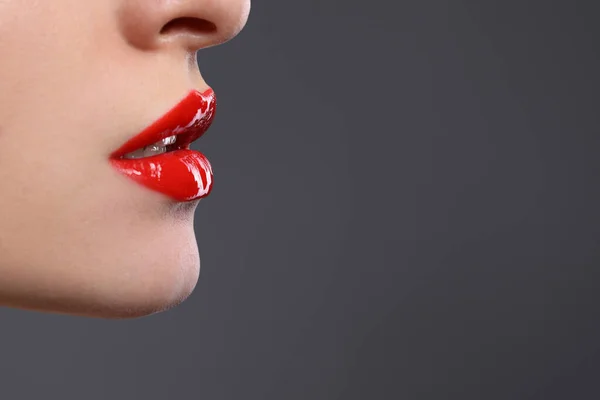 Mujer Joven Con Hermosos Labios Rojos Sobre Fondo Gris Primer — Foto de Stock