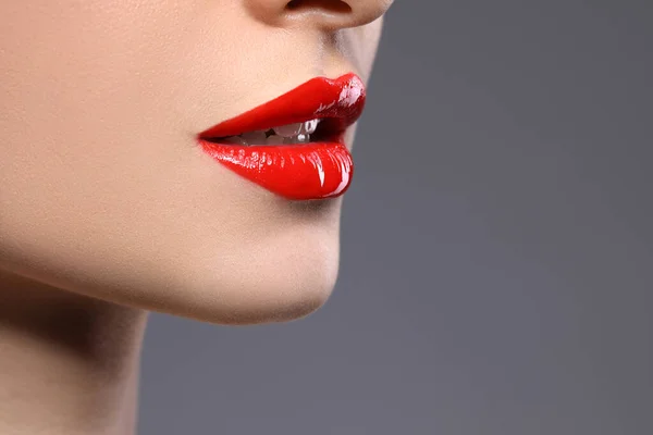 Jeune Femme Avec Belles Lèvres Rouges Sur Fond Gris Gros — Photo