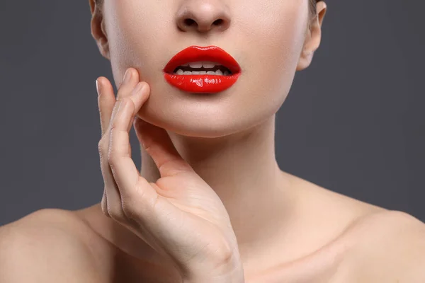 Mujer Joven Con Hermosos Labios Rojos Sobre Fondo Gris Primer — Foto de Stock