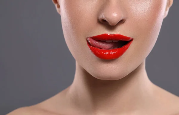 Jonge Vrouw Met Rode Lippen Make Grijze Achtergrond Close Ruimte — Stockfoto