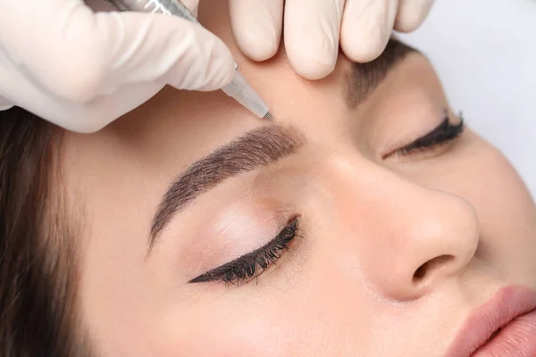 Mujer Joven Durante Procedimiento Maquillaje Permanente Cejas Primer Plano —  Fotos de Stock