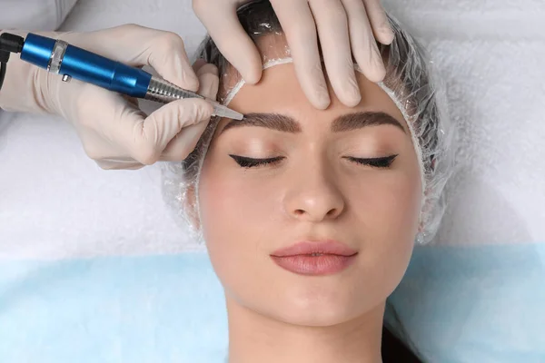 Mladá Žena Během Procedury Permanentního Make Upu Obočí Salonu Krásy — Stock fotografie