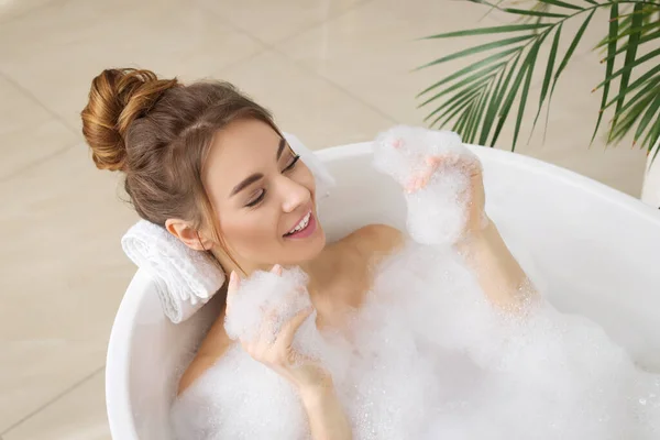 집에서 목욕을 즐기는 아름다운 — 스톡 사진