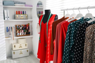 Şık kadın kıyafetleri ve mankenlerle iç mimari atölyesi