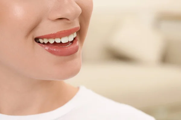 Mujer Con Dientes Sanos Sobre Fondo Borroso Primer Plano Espacio —  Fotos de Stock