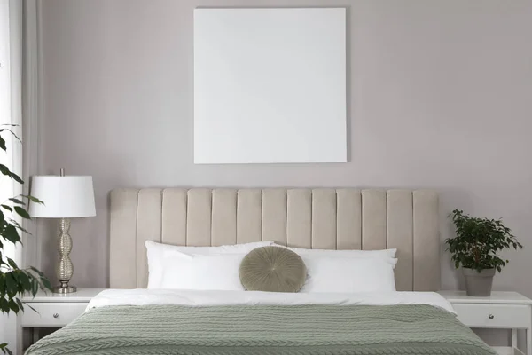 Duvardaki Boş Tuval Şık Yatak Odasının Içinde Tasarım Için Boşluk — Stok fotoğraf