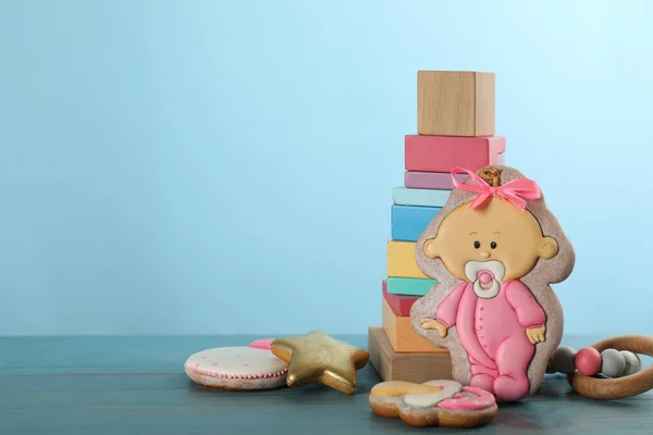 Chutné Sušenky Tvaru Roztomilé Dítě Hračky Světle Modrém Dřevěném Stole — Stock fotografie