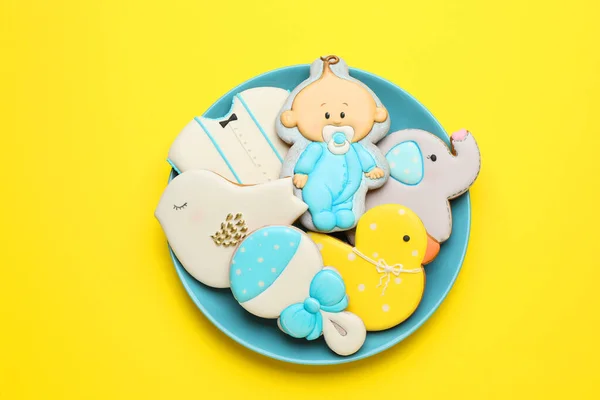 Plate Baby Shower Cookies Yellow Background Felső Nézet — Stock Fotó