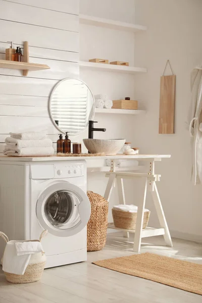 Snygg Badrumsinteriör Med Modern Tvättmaskin — Stockfoto