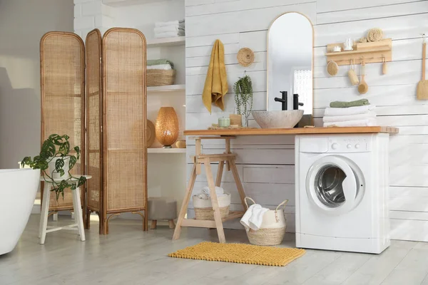 Modern Çamaşır Makinesiyle Banyo Dekorasyonu — Stok fotoğraf