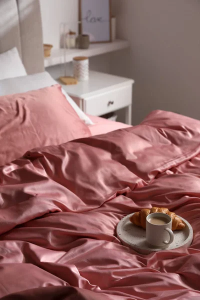 Frühstück Tablett Auf Dem Bett Mit Schönen Rosa Seide Bettwäsche — Stockfoto