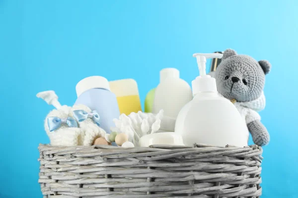 아기용 화장품 목욕용 액세서리 장난감등 바구니 클로저 — 스톡 사진