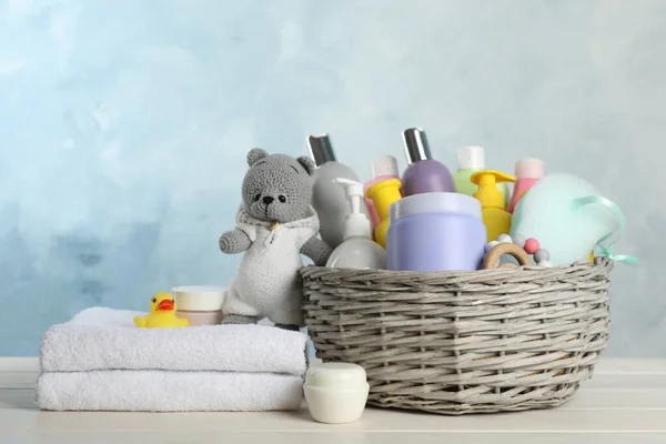 Rieten Mandje Met Verschillende Baby Cosmetische Producten Handdoek Speelgoed Witte — Stockfoto