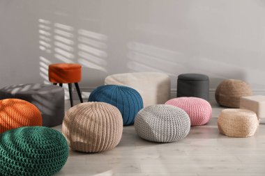 Birçok farklı tarz poufs kapalı alanda. Ev tasarımı