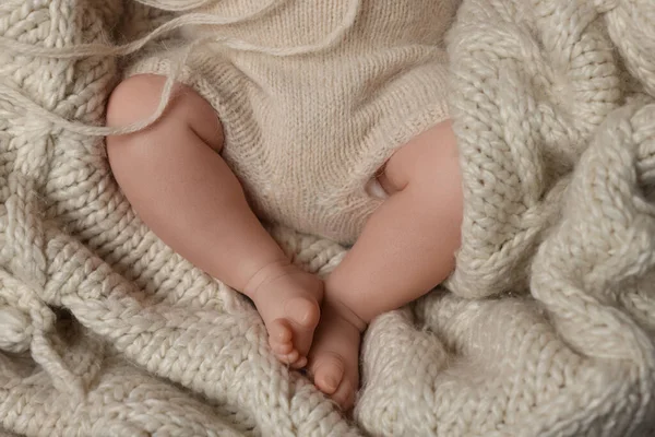 Blick Von Oben Auf Niedliches Neugeborenes Auf Strickdecke Nahaufnahme — Stockfoto