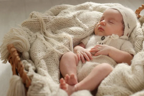 Αξιολάτρευτο Νεογέννητο Μωρό Κοιμάται Ψάθινο Καλάθι — Φωτογραφία Αρχείου