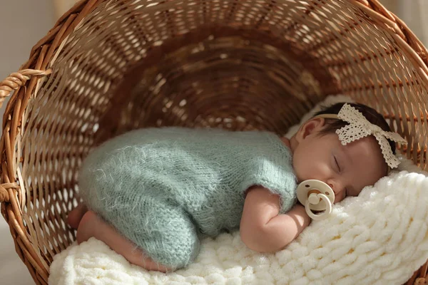 Imádnivaló Újszülött Csecsemő Cumival Aki Fonott Kosárban Alszik — Stock Fotó