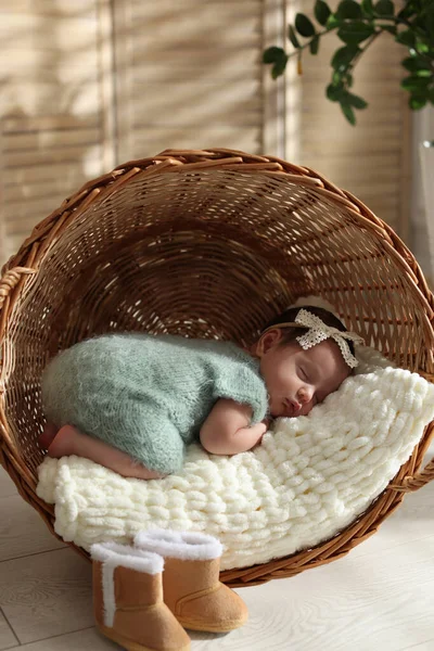 Liebenswertes Neugeborenes Schläft Hause Weidenkorb — Stockfoto