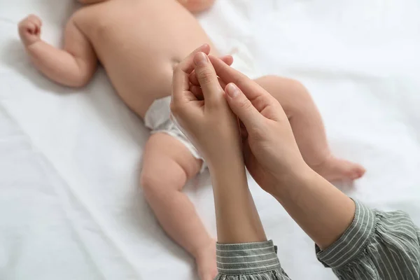 Mor Med Massage Olja Nära Sitt Barn Närbild — Stockfoto