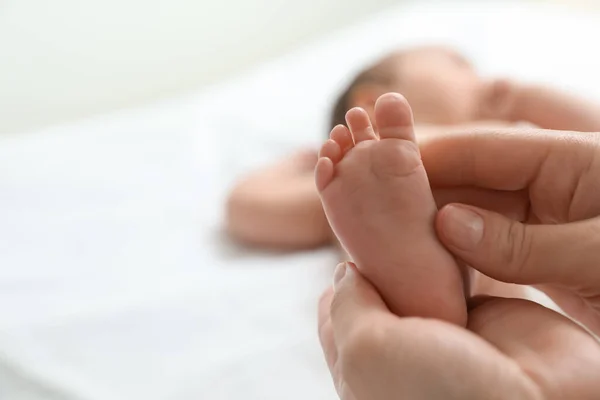 Mor Masserar Sin Söta Baby Med Olja Närbild — Stockfoto