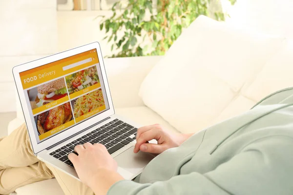 Mężczyzna Korzystający Laptopa Zamawiania Jedzenia Online Domu Zbliżenie Usługa Dostawy — Zdjęcie stockowe