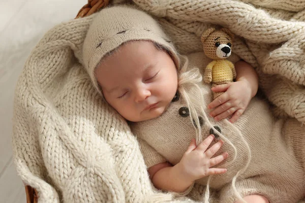 Adorable Bebé Recién Nacido Con Oso Juguete Durmiendo Cesta Vista — Foto de Stock