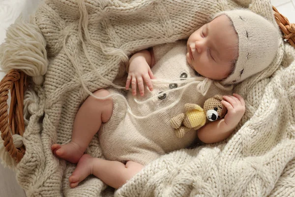 Adorable Bebé Recién Nacido Con Oso Juguete Durmiendo Canasta Mimbre — Foto de Stock