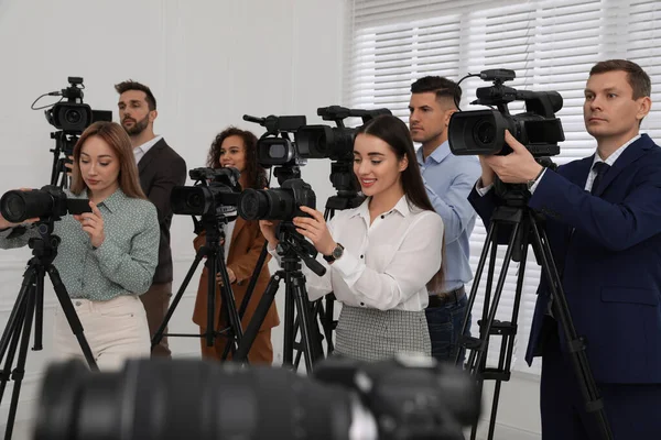 Група Журналістів Камерами Чекає Офіційної Особи Приміщенні — стокове фото