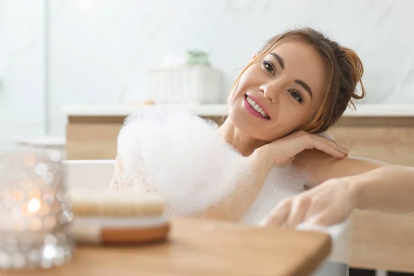 Hermosa Mujer Disfrutando Baño Burbujas Casa — Foto de Stock
