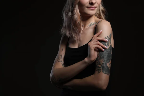 Vacker Kvinna Med Tatueringar Kroppen Mot Svart Bakgrund Närbild Plats — Stockfoto