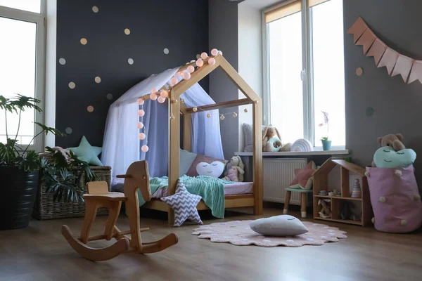 Stilvolles Kinderzimmer Interieur Mit Hausbett Und Verschiedenen Spielzeugen — Stockfoto