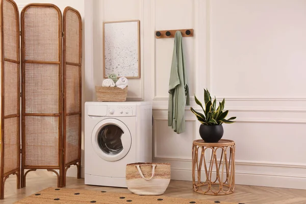 現代的な洗濯機と白い壁の近くの美しい観葉植物とランドリールームのインテリア — ストック写真